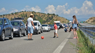 Reprezentanţi ai MAE au discutat cu autorităţile elene şi bulgare despre fluidizarea traficului în punctele de frontieră, în special la Kulata-Promachonas / Grecia aşteaptă aproximativ 1,4 milioane de români în această vară / Ce măsuri sunt anunţate