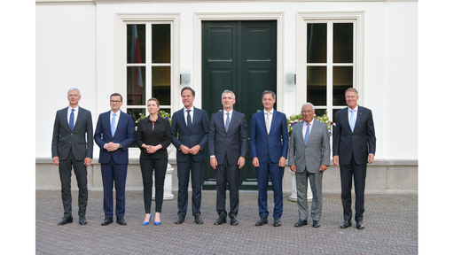 Iohannis a subliniat, la reuniunea de la Haga, necesitatea ca viitorul Concept Strategic al NATO să reflecte noua situaţie de securitate, plecând de la recunoaşterea Rusiei ca principală ameninţare la adresa NATO/ A fost adoptată o Declaraţie Comună