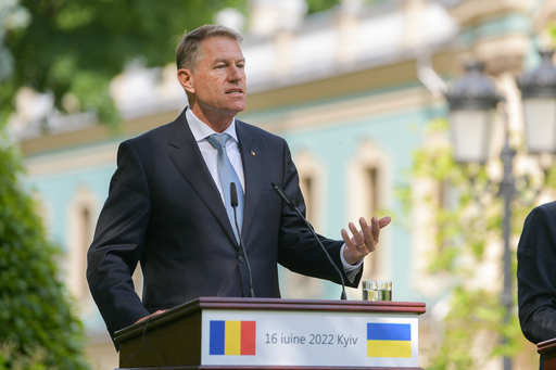 Iohannis, întrebat despre soluţia pentru cozile de camioane cu cereale din Ucraina: E o problemă pe care aş putea să o definesc ca fiind în curs de rezolvare/ E nevoie de noi linii de logistică, de noi puncte de trecere a frontierei şi toate sunt în lucru