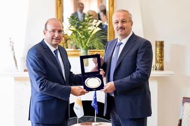 Ministrul Vasile Dîncu, întrevedere cu omologul cipriot/ Cei doi au semnat Acordul între guvernele celor două ţări privind cooperarea în domeniul apărării