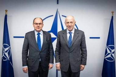 Mircea Geoană l-a primit la sediul NATO pe Înaltul Reprezentant pentru Bosnia şi Herţegovina, Cristian Schimdt: În ultimele luni, zona Balcanilor de Vest a fost una dintre cele mai atent monitorizate, date fiind evoluţiile complicate din regiune
