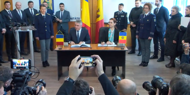 A fost semnat acordul între guvernele din România şi Republica Moldova privind controlul coordonat în Vama Albiţa. Autorităţile susţin că timpii de aşteptare se vor reduce
