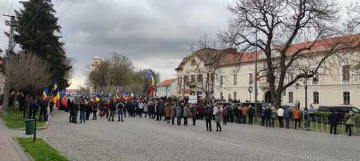Dezvelire de statuie, cu scandal, la Carei - Preşedintele Ungariei a dezvelit bustul poetului maghiar care a scris imnul Ungariei, în huiduielile a zeci de protestatari - FOTO