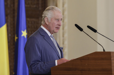 Regele Charles al III-lea a ajuns la Valea Zălanului/ El i-a salutat pe localnicii care l-au întâmpinat şi a primit flori