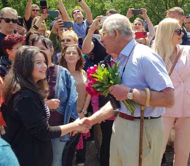Regele Charles al III-lea a făcut o plimbare în natură, în apropiere de Valea Zălanului, şi a discutat cu turiştii aflaţi în zonă - FOTO