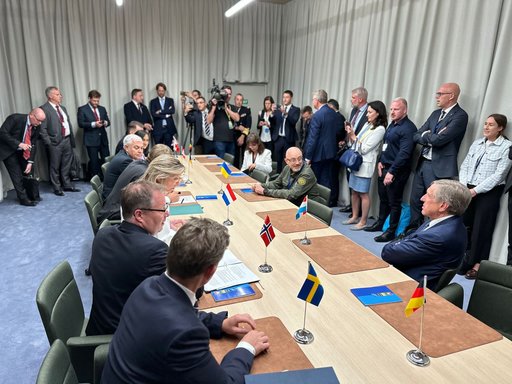 Pregătirea piloţilor ucraineni pe F-16 va începe în august, în Danemarca. În România va fi înfiinţat un centru de pregătire. 11 state contribuie la acest program. Oleksii Reznikov îi mulţumeşte lui Angel Tîlvăr
