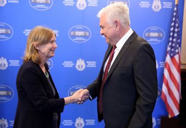 Tîlvăr, discuţii cu ambasadoarea SUA: Am luat măsuri suplimentare de securitate, prin întărirea monitorizării şi securizării spaţiului aerian/ Kavalec a transmis că SUA va disloca aeronave de luptă pentru suplimentarea misiunilor NATO de poliţie aeriană