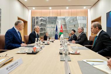 Geoană: NATO monitorizează îndeaproape situaţia din Orientul Mijlociu şi suntem îngrijoraţi de situaţia din Gaza şi zona înconjurătoare. Israelul are dreptul de a se auto-apăra. În acelaşi timp, protecţia civililor este esenţială