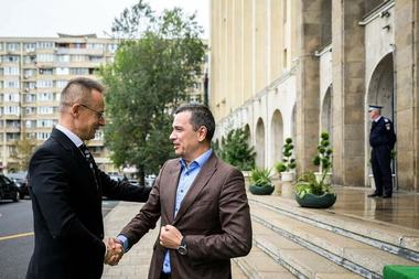 Grindeanu: Am discutat cu ministrul maghiar de Externe despre evoluţia proiectelor transfrontaliere/ Mi-a transmis, din nou, că Ungaria sprijină aderarea României la spaţiul Schengen, aderare care ar aduce beneficii economice şi sociale inclusiv Ungariei