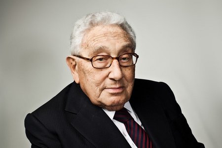 Premierul Marcel Ciolacu: Regret trecerea în nefiinţă a unui mare om de stat, dr. Henry Kissinger. Contribuţia sa va continua prin moştenirea sa în domeniul politicii externe şi al ideilor politice