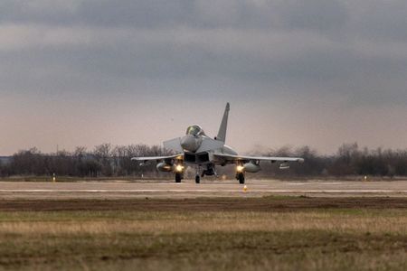 Aeronave Eurofighter Typhoon au aterizat la baza Mihail Kogălniceanu. În următoarele patru luni, detaşamentul britanic va executa, împreună cu militarii Forţelor Aeriene Române, misiuni de Poliţie Aeriană Întărită sub comandă NATO - FOTO
