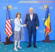 Ministrul Tîlvăr, la întâlnirea cu ambasadoarea SUA la Bucureşti: România continuă să fie un contributor activ la consolidarea securităţii colective şi la întărirea capacităţilor de apărare ale NATO


