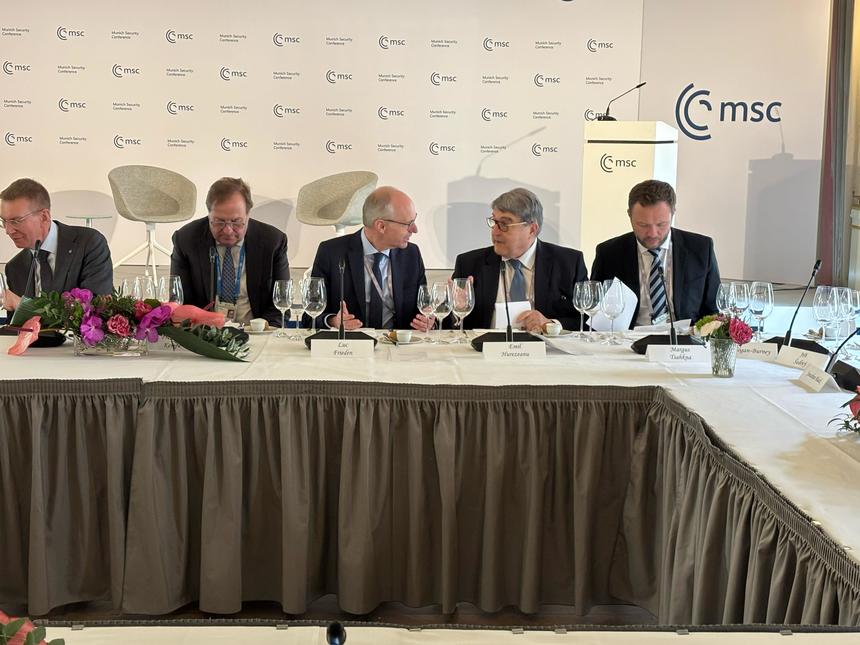 MAE: Ministrul Emil Hurezeanu a insistat, la Munchen, ca statele de pe Flancul Estic, care susţin Ucraina, să participe, alături de Kiev, la discuţiile privind toate aspectele care să garanteze o soluţie justă a războiului FOTO
