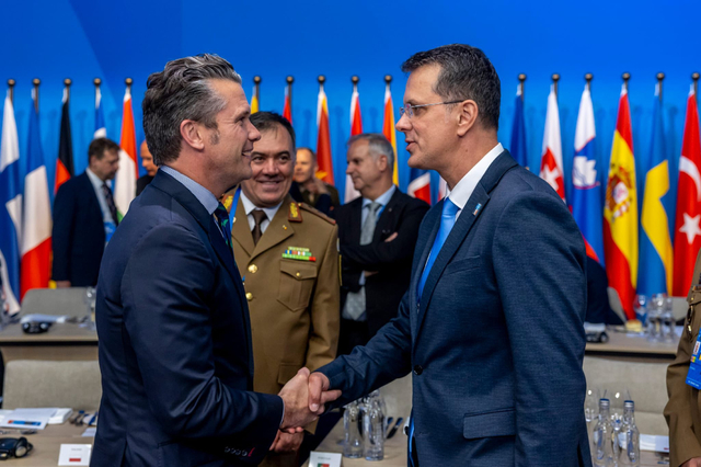 Ionuţ Moşteanu, discuţie cu secretarul american al Apărării, la Summitul NATO, pe tema măsurilor concrete prin care România şi SUA pot colabora pentru întărirea securităţii pe flancul estic al Alianţei/ Oficialul american, invitat în România