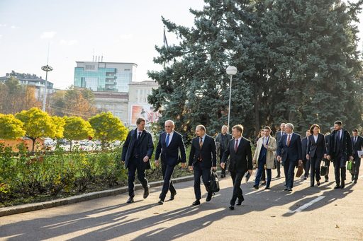 R. Moldova: Premierul propus Alexandru Munteanu îşi prezintă echipa şi cere votul de încredere al Parlamentului. Miniştrii de externe şi al apărării din guvernul precedent, păstraţi în funcţii / Termen până în 2028 pentru a semna tratatul de aderare la UE