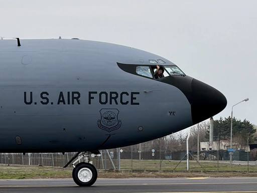 Boarding Pass - Forţele Aeriene Americane au trimis la Bucureşti al şaselea avion Boeing KC-135 Stratotanker, folosit pentru misiuni de realimentare aeriană / Trei avioane similare au efectuat a doua serie de misiuni de realimentare - FOTO, VIDEO