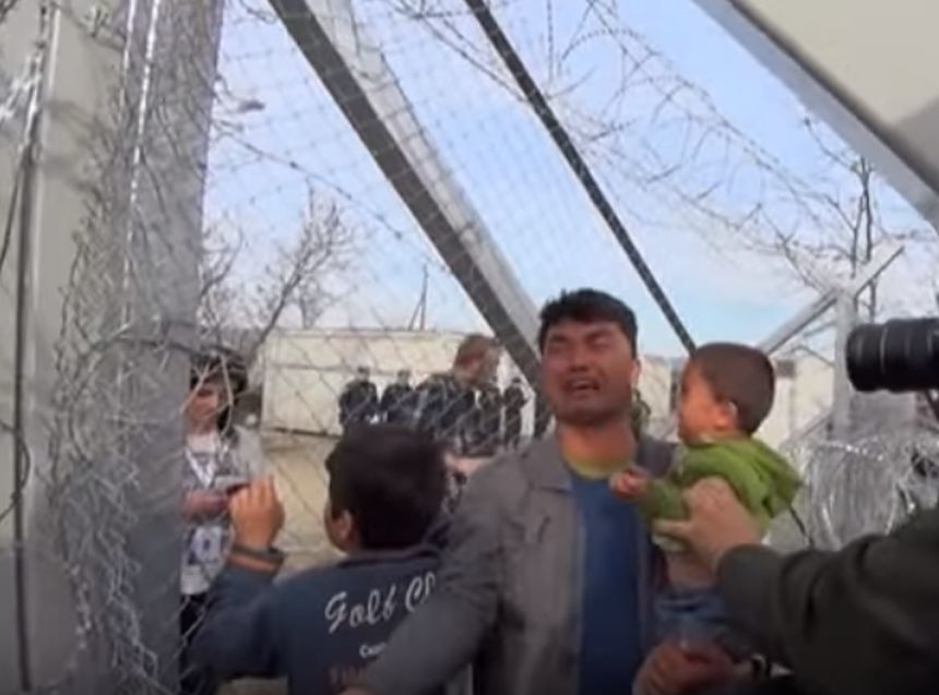 Poliţia elenă îndepărtează migranţi de la graniţia greco-macedoneană. VIDEO