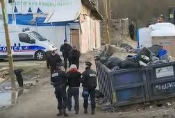 Refugiaţi furioşi din Calais au atacat luni noapte camioane şi s-au bătut cu poliţia