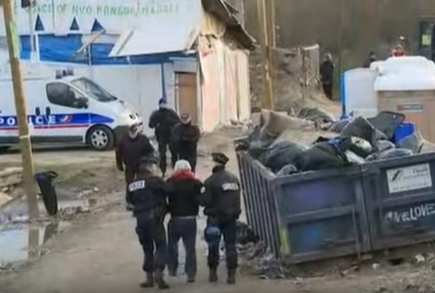Refugiaţi furioşi din Calais au atacat luni noapte camioane şi s-au bătut cu poliţia