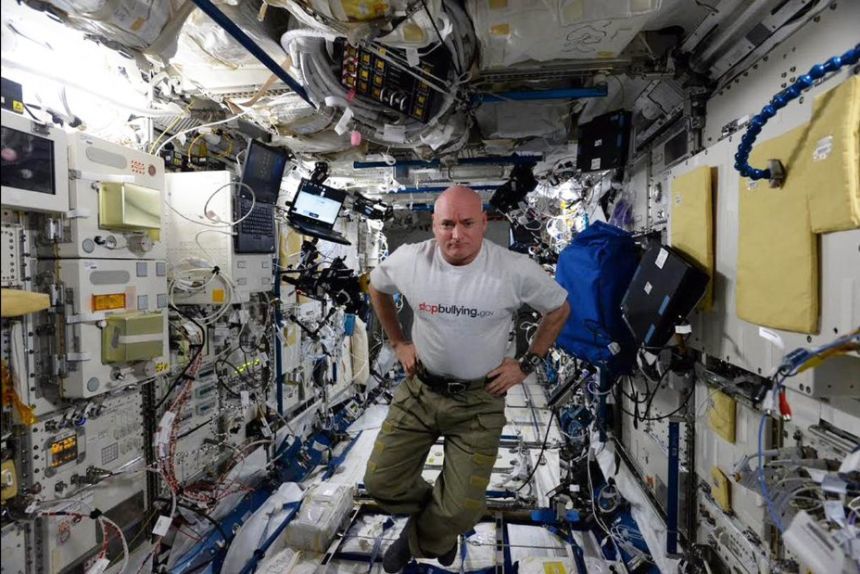 Astronauţii Scott Kelly şi Mihail Kornienko au revenit pe Terra după o misiune istorică de aproape un an la bordul ISS. VIDEO