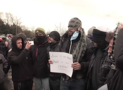 Migranţi iranieni şi-au cusut buzele, în semn de protest faţă de demolarea taberei de la Calais. VIDEO