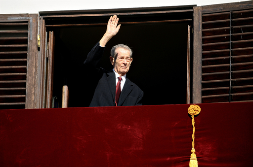 Retragerea Regelui Mihai din viaţa publică a făcut înconjurul presei internaţionale, din Asia până în Statele Unite