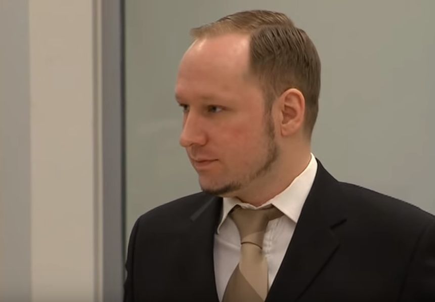 Anders Breivik a făcut salutul nazist când a fost adus în faţa judecătorului după ce a dat în judecată statul norvegian