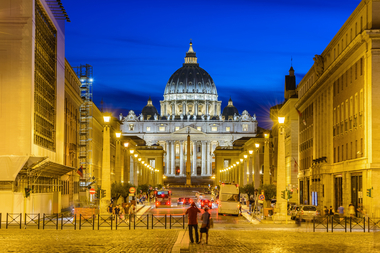 Un preot a admis că a oferit presei documente confidenţiale ale Vaticanului şi a acuzat o femeie că l-a manipulat