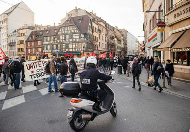 Poliţia franceză a reţinut patru persoane suspectate că pregăteau un atac iminent în centrul Parisului