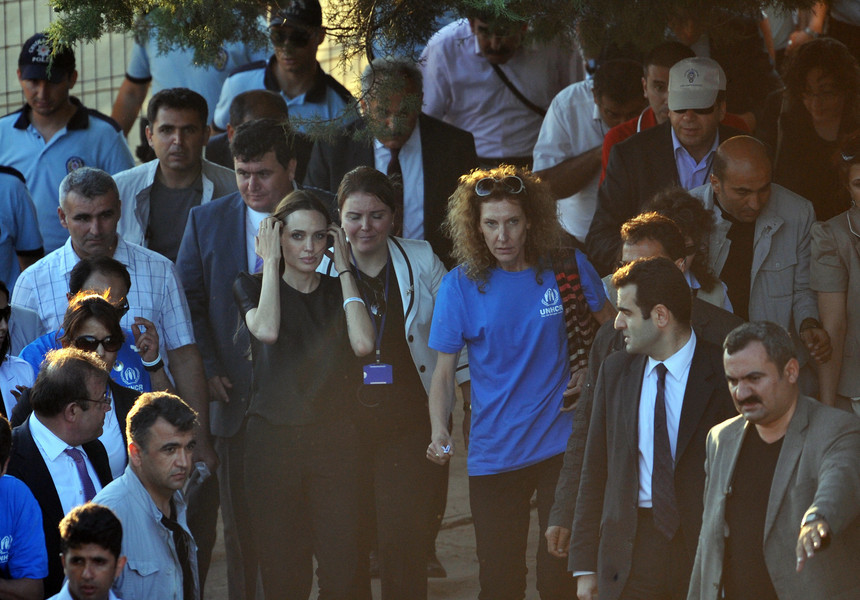 Angelina Jolie a vizitat portul elen Pireu, devenit tabără improvizată de refugiaţi
