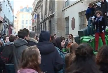 Mii de liceeni francezi în stradă pentru a protesta faţă de legea muncii. La Paris, protestul a degenerat în violenţe. VIDEO