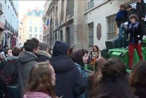 Mii de liceeni francezi în stradă pentru a protesta faţă de legea muncii. La Paris, protestul a degenerat în violenţe. VIDEO