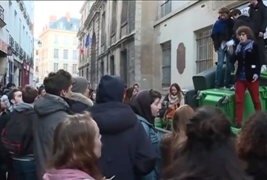 Franţa: Guvernul a decis majorarea modestă a salariilor din sectorul public după protestele sindicatelor şi studenţilor