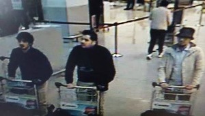 Atentate teroriste la Bruxelles: Bilanţul oficial a fost revizuit la 32 de morţi. Presa belgiană a publicat o fotografie cu trei presupuşi terorişti care ar fi comis atentatele de pe aeroport - UPDATE. VIDEO