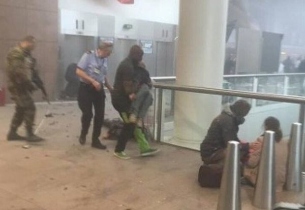 Una dintre exploziile de pe aeroportul din Bruxelles a fost provocată de un kamikaze