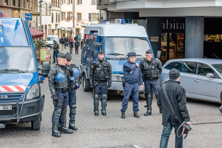 Franţa desfăşoară 1.600 de poliţişti suplimentari la graniţe, după atentatele de la Bruxelles