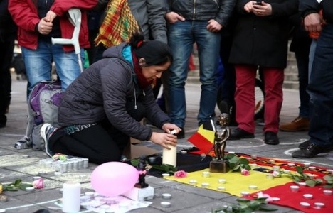 Câteva zeci de persoane s-au adunat în centrul Bruxelles-ului pentru a comemora victimele atentatelor