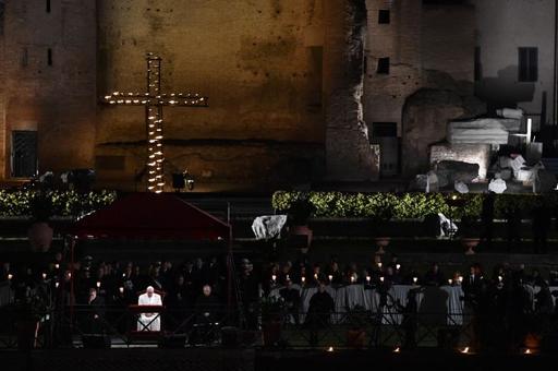 Papa Francisc a condamnat terorismul şi indiferenţa Europei