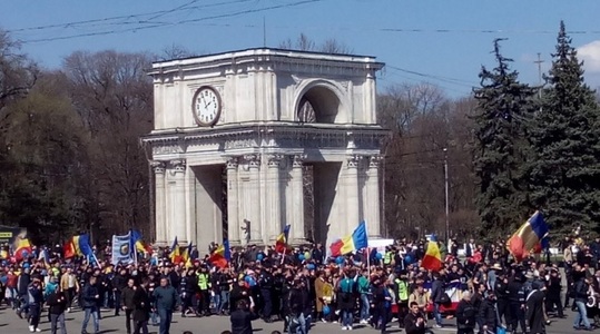 Mii de oameni au participat la un marş unionist pe străzile Chişinăului