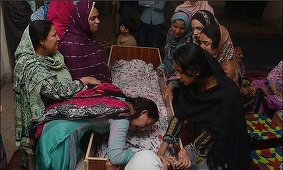 Cel puţin 72 de morţi, dintre care 30 de copii, în atentatul din Pakistan, potrivit unui nou bilanţ al Poliţiei