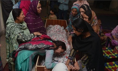 Cel puţin 72 de morţi, dintre care 30 de copii, în atentatul din Pakistan, potrivit unui nou bilanţ al Poliţiei