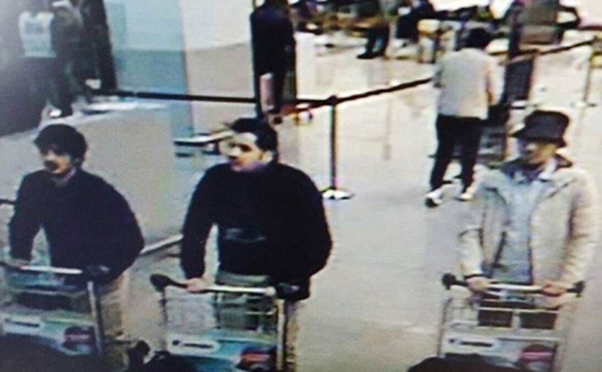 Autorităţile belgiene au publicat imaginile video în care apare suspectul cu pălărie, implicat în atentatele din Bruxelles. VIDEO