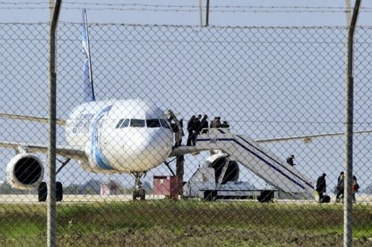 Pasageri sunt eliberati din avionul Egyptair deturnat (FOTO: Twitter)