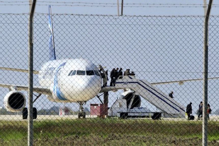 Ministrul cipriot de Externe l-a identificat pe bărbatul care a deturnat o aeronavă Egyptair drept Seif Eldin Mustafa. FOTO