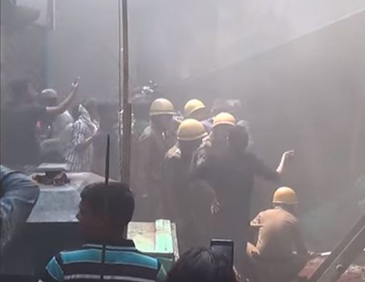 Cel puţin zece morţi şi 150 de persoane blocate după ce un pod aflat în construcţie s-a prăbuşit peste o şosea, în India. VIDEO