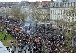 Sute de manifestanţi s-au bătut în noaptea de marţi spre miercuri cu forţele de ordine, la Paris