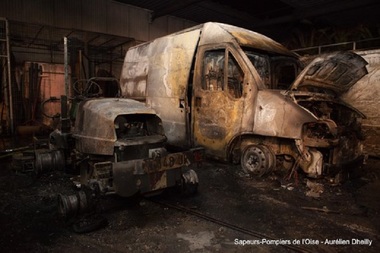 Cel puţin 34 de vehicule au fost incendiate, iar mai mulţi agenţi de securitate au fost agresaţi într-un oraş din Franţa