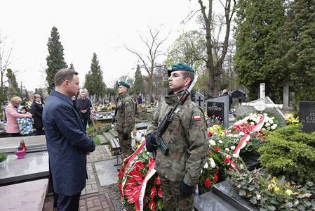 Kaczynski sfidează autorităţile locale de la Varşovia, anunţă construcţia a două monumente în memoria fratelui său