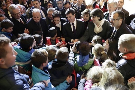 Manuel Valls prezintă un plan pentru a potoli furia tinerilor