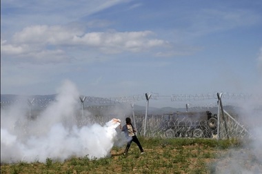 Macedonia a cerut Greciei să desfăşoare forţe importanţe de poliţie la graniţă, care să acţioneze pentru evitarea violenţelor